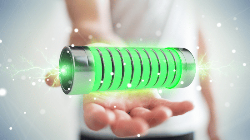 [Translate to English:] Darstellung einer Batterie in einer Hand.